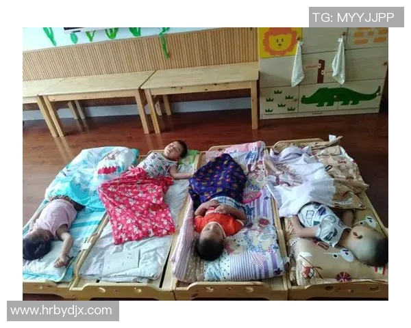 足球明星们的独特睡姿高清大赏揭秘他们的休息习惯与生活风格 足球明星们的独特睡姿高清大赏揭秘他们的休息习惯与生活风格